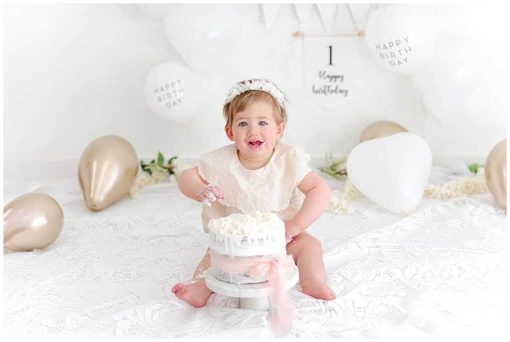 séance photo du premier anniversaire de bébé avec gâteau et bain de lait