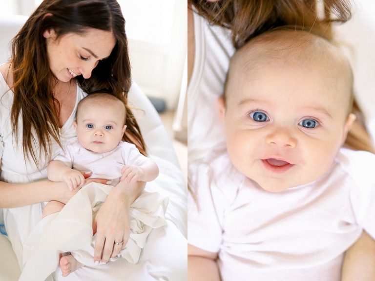 photographe bébé qui sourit dans les bras maman