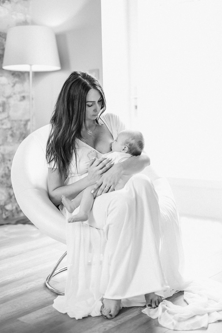 maman qui allaite bebe