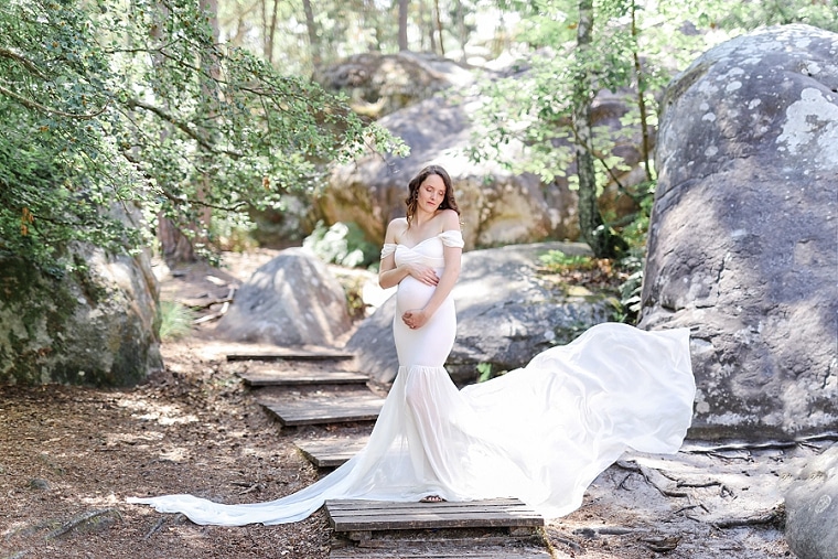 photo de femme enceinte en forêt