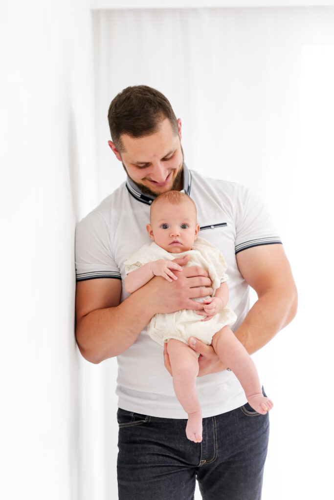 photo d'un père et son enfant prises dans un studio en essonne