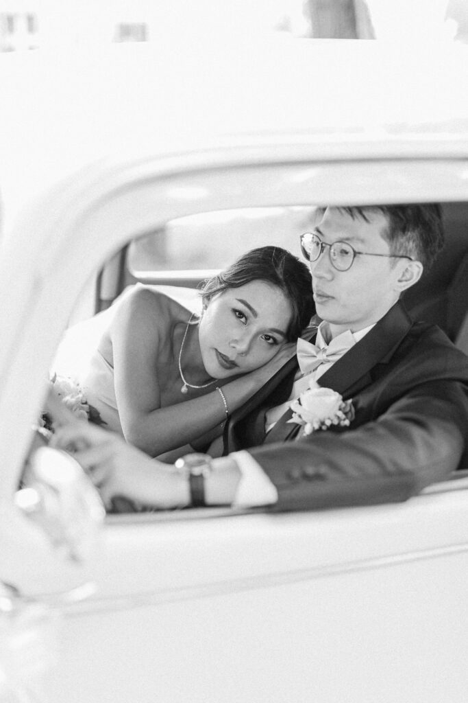 couple de marié dans un voiture de collection à paris photographe mariage seine et marne