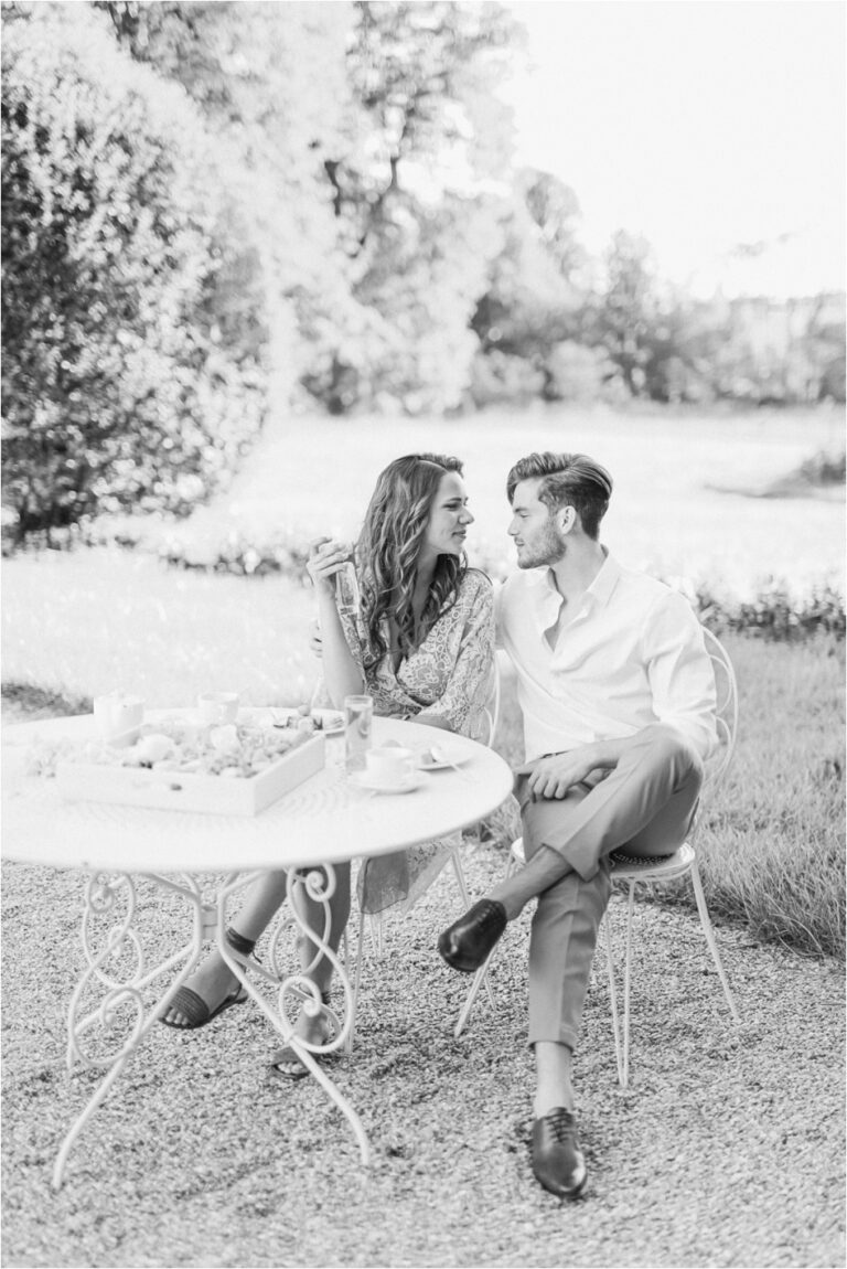 couple qui brunch dans un jardin