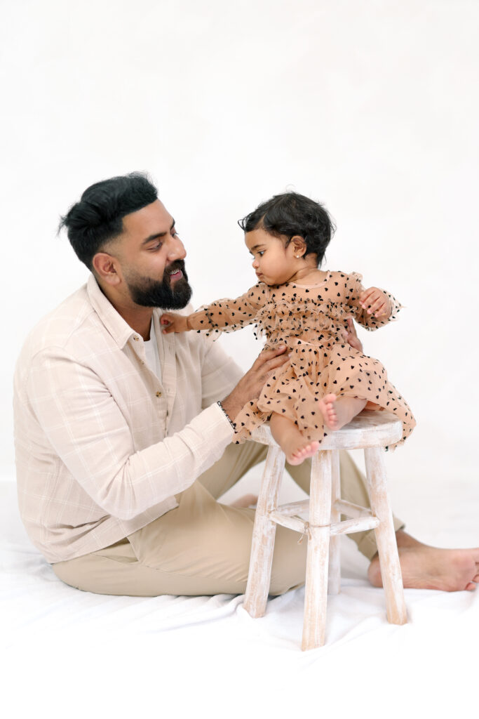 photo d'un père et son enfant prises dans un studio en essonne