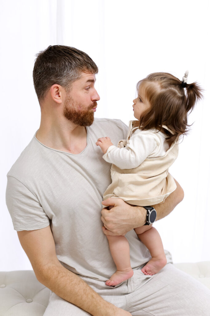 photo d'un père et son enfant prises dans un studio en essonne