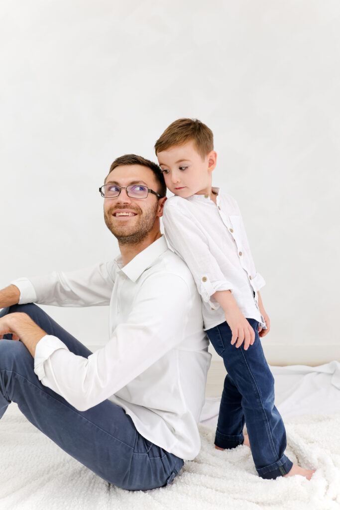 photo d'un père et son enfant prises dans un studio en essonne