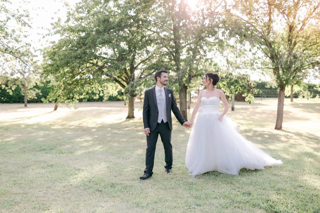 photographe mariage couple a la golden hour