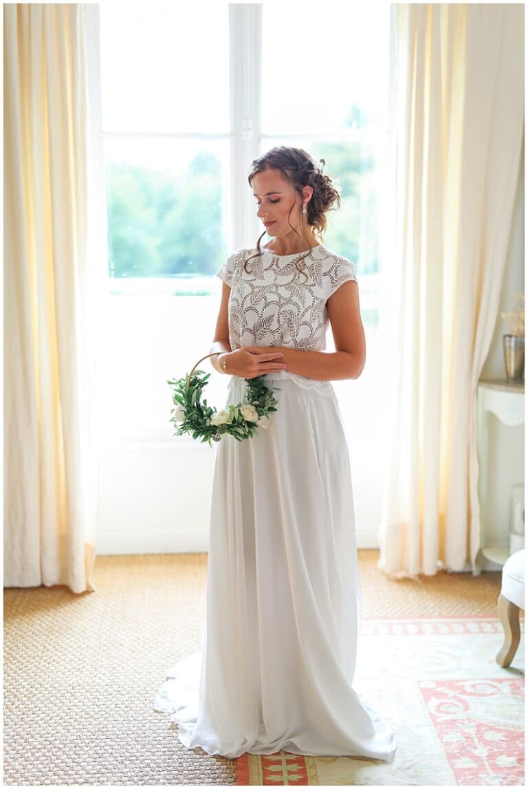 mariée avec bouquet en forme de cercle