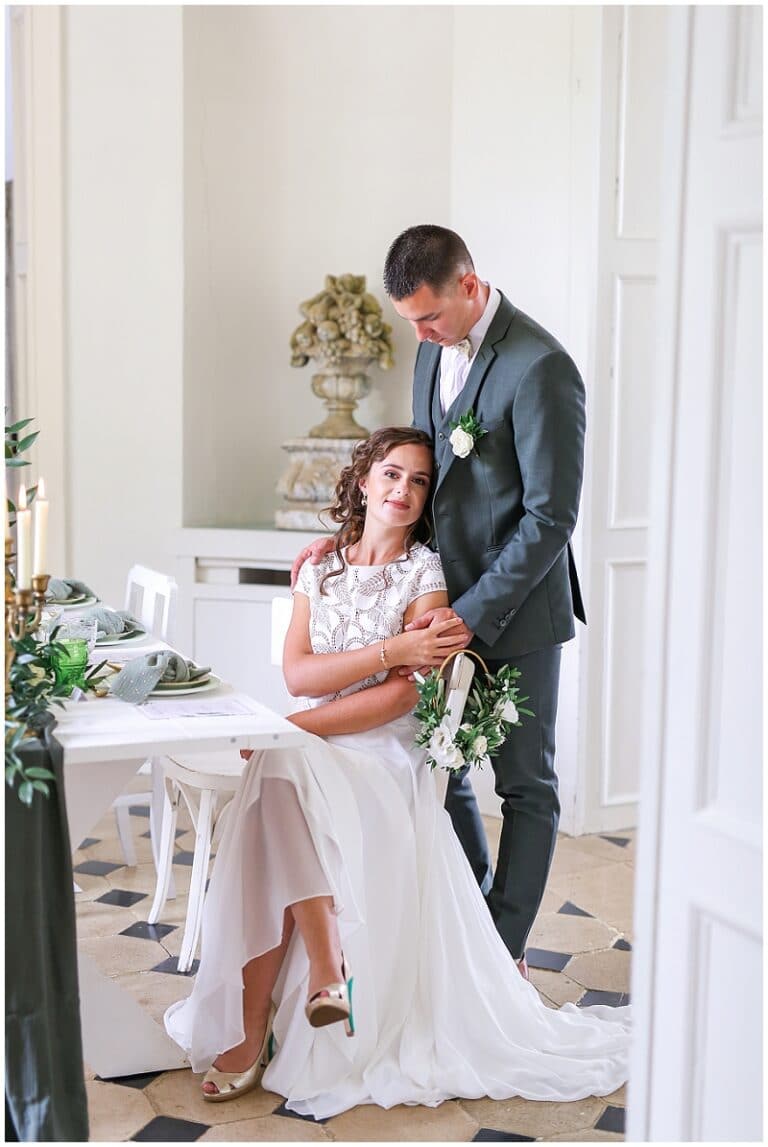 couple de mariés dans un chateau