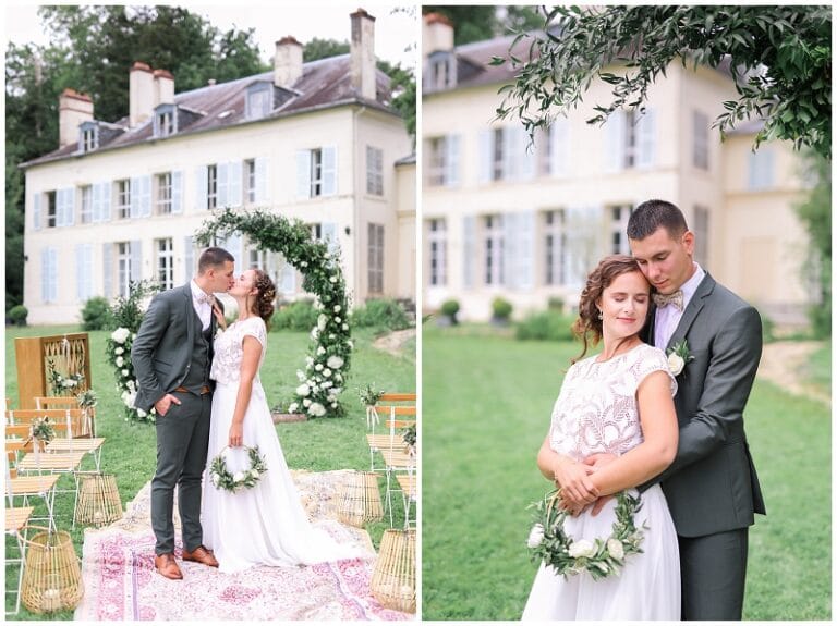 elopement devant une arche vegetale