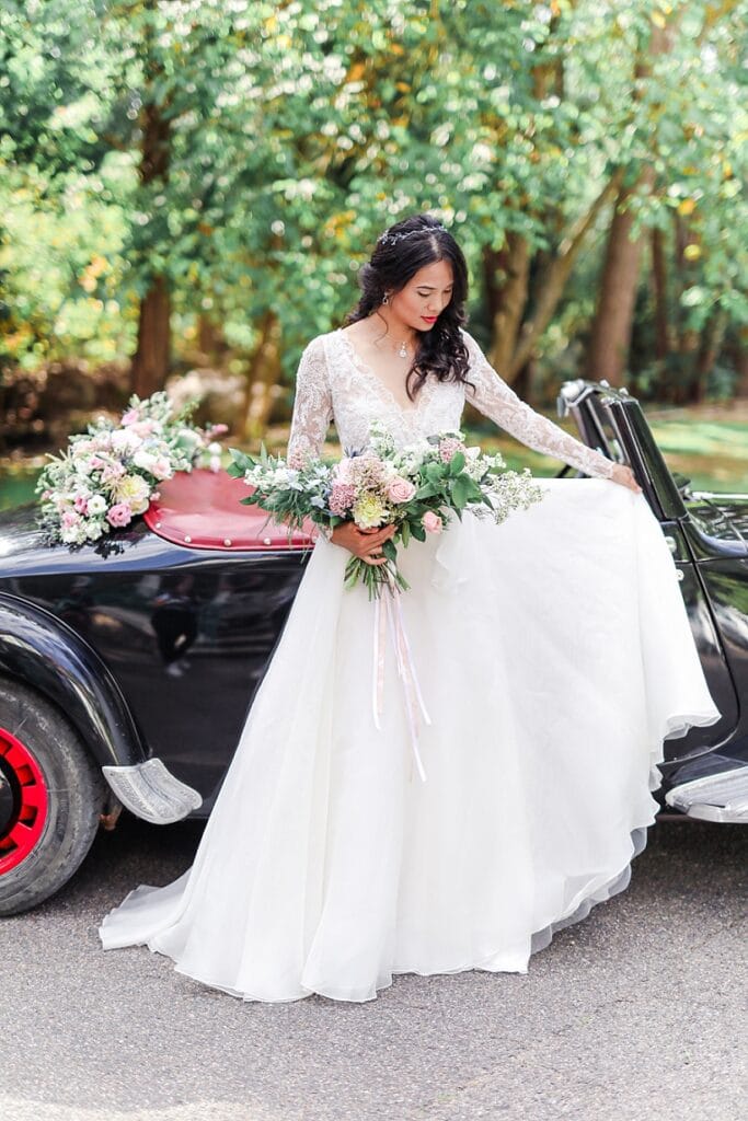 mariée devant une voiture de collection