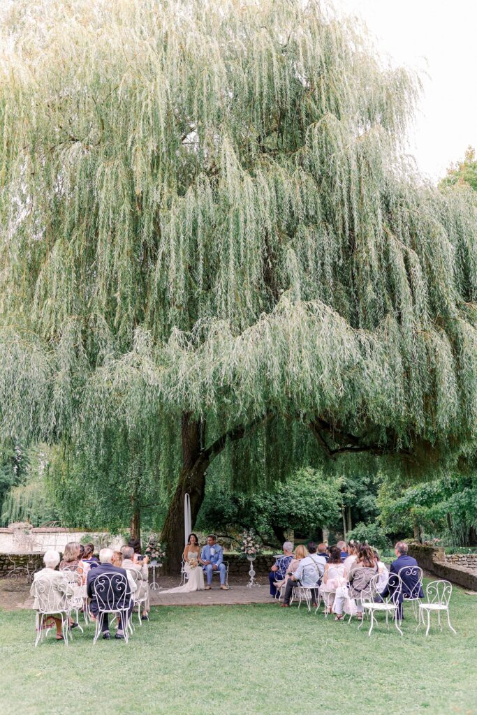 cérémonie laïque sous un arbre au Moulin de Launoy