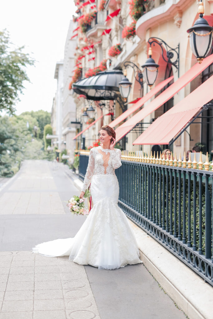 femme en robe de mariée qui marché à côté du plaza athenée