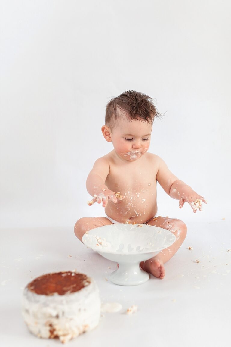 bebe qui joue avec gateau