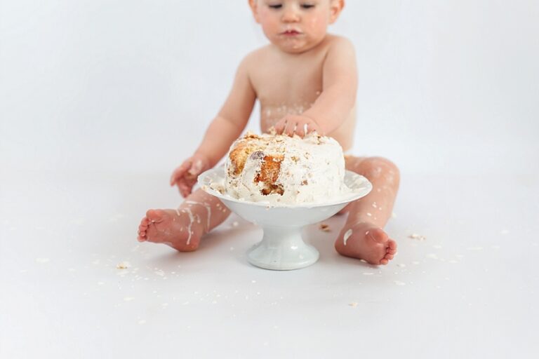 gateau d'anniversaire dévoré par un bebe