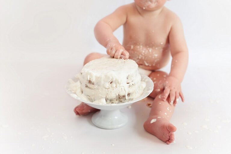 gros plan gateau de bebe avec chantilly