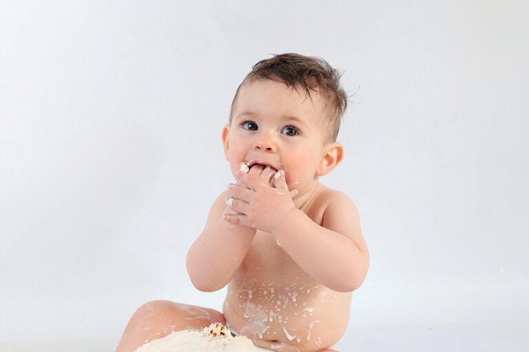 bebe qui mange un gateau pour ses 1 an