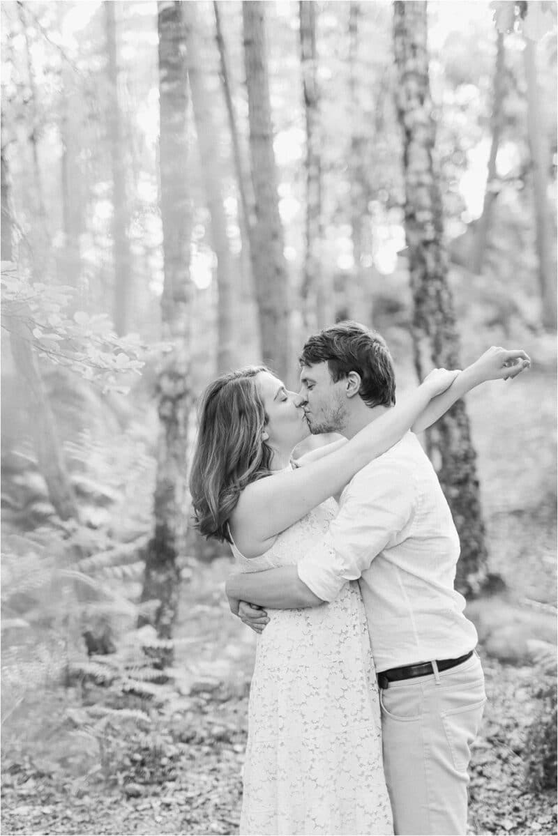 couple en forêt en noir et blanc