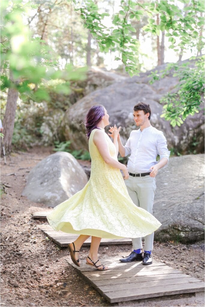 couple qui danse en forêt