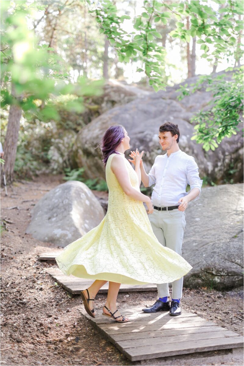 couple qui danse et fait voler sa robe