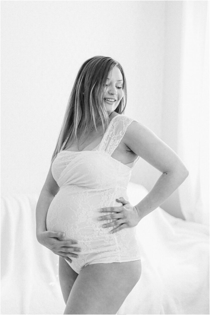 femme enceinte en body blanc domicile