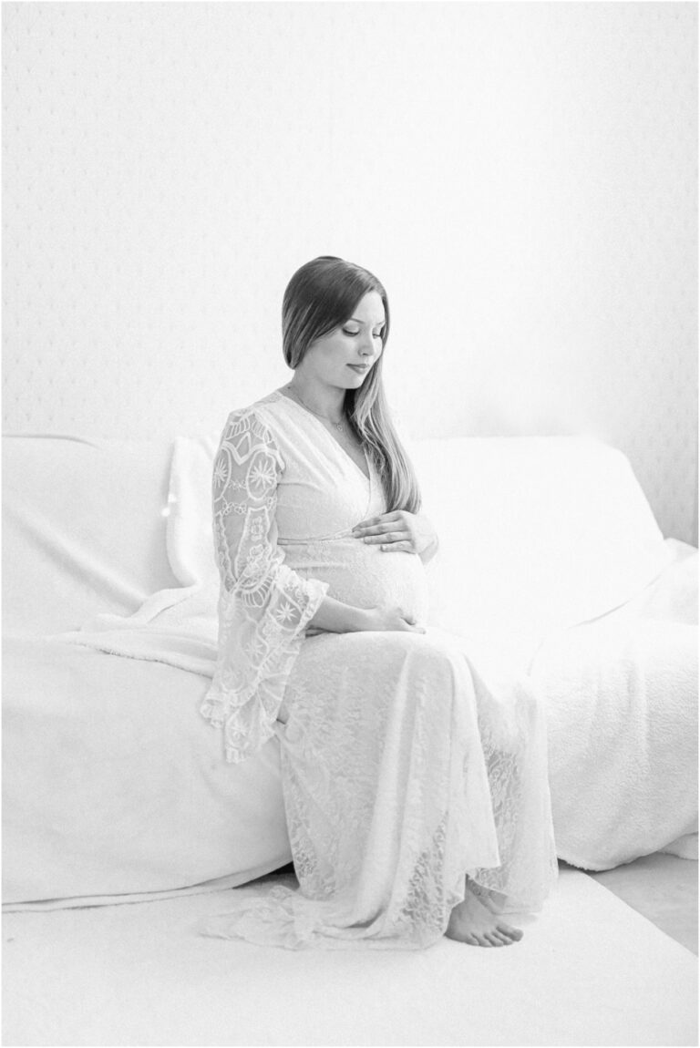 femme enceinte assise en robe blanche