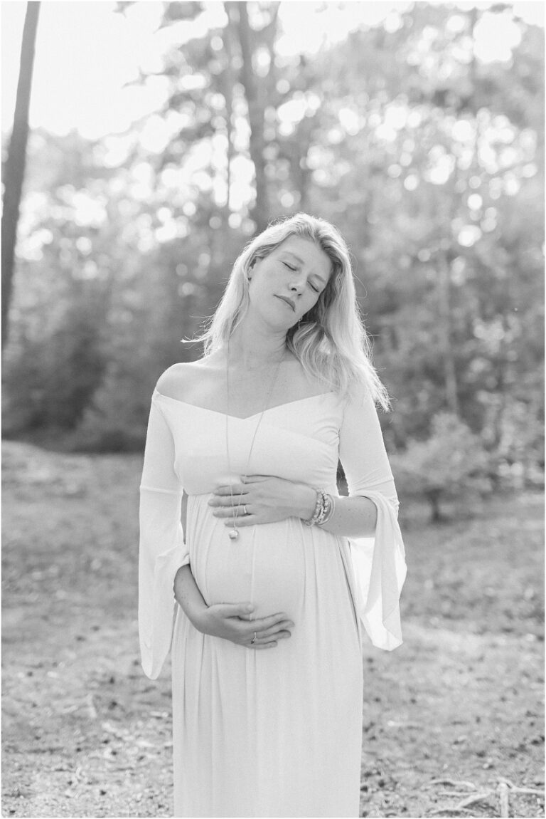 femme enceinte en robe blanche