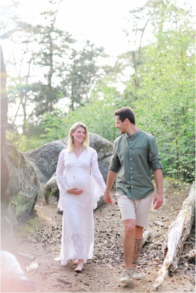 couple qui marche en forêt