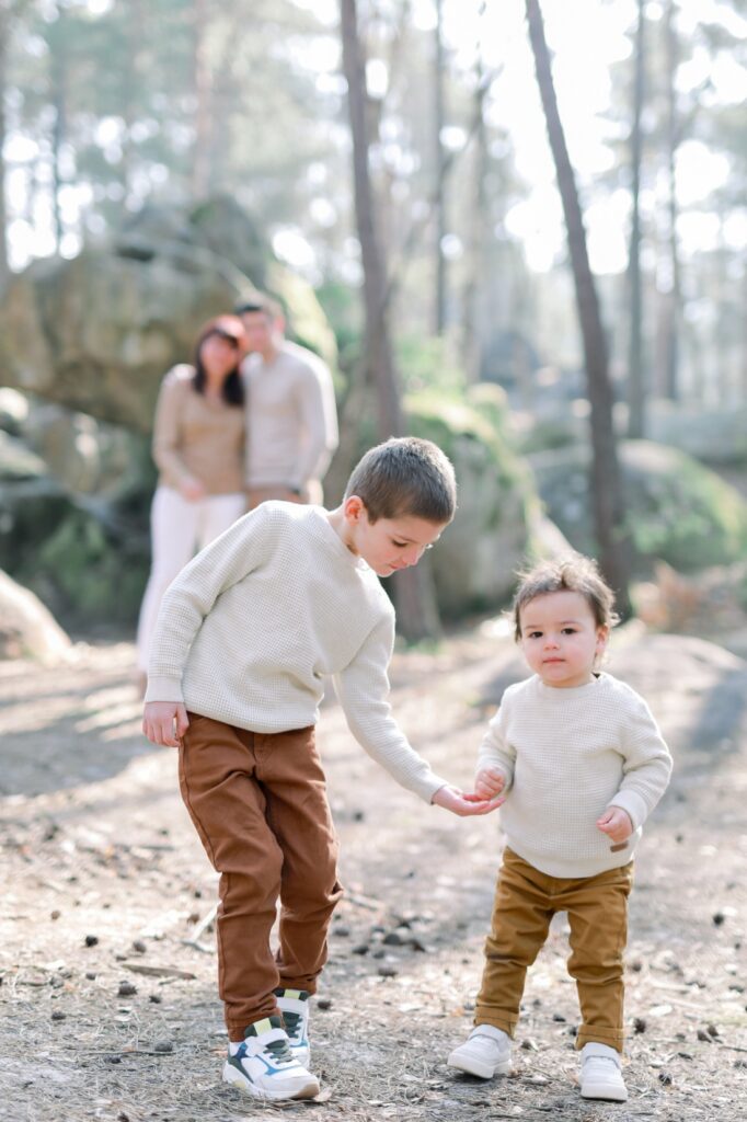 deux enfants en ballaent