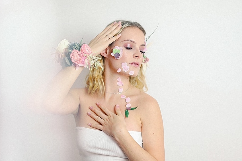 portrait avec fleurs et couronne