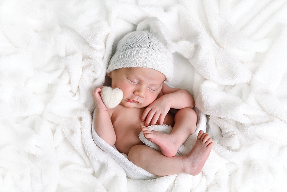 photo de bébé en blanc pour un shooting