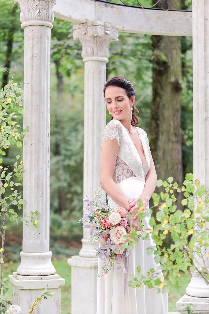 portrait de mariée sous un kiosque