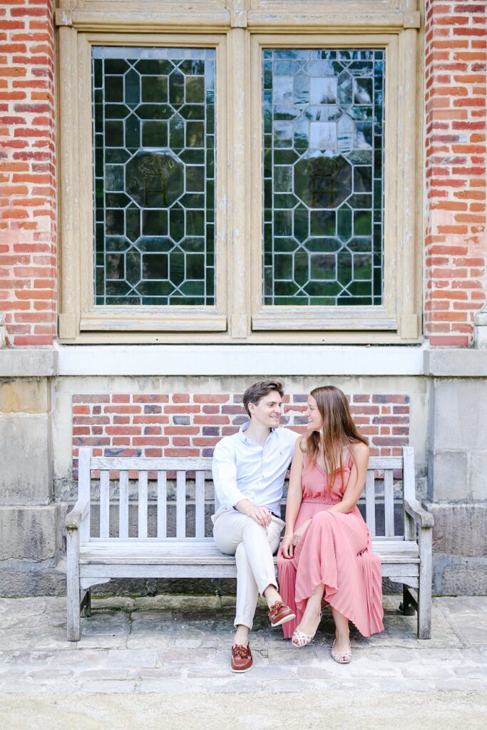 couple assis sur un banc au château de fontainebleau