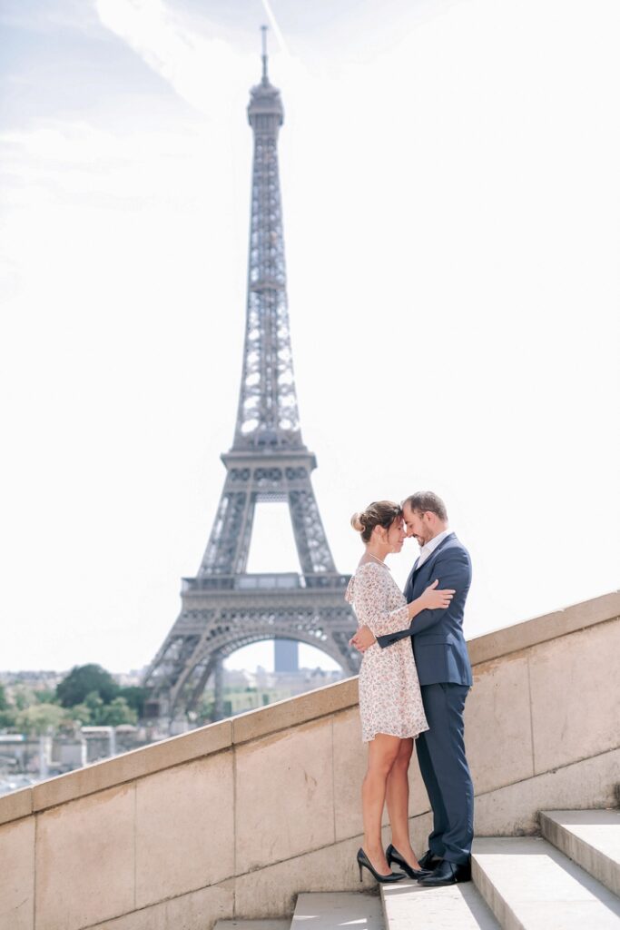 couple devant la tour effeil