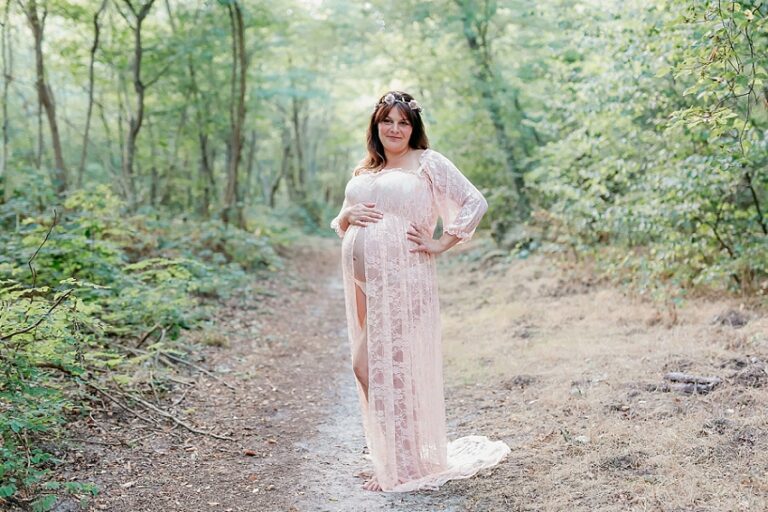 photographe de femme enceinte dans robe en dentelle 77
