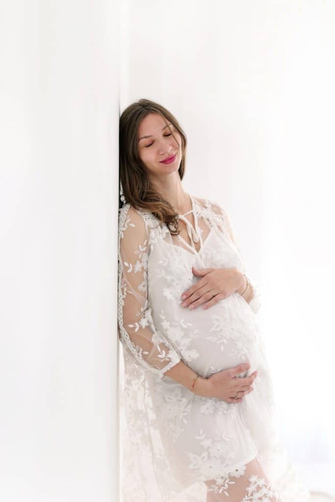Séance photo de femme enceinte en studio