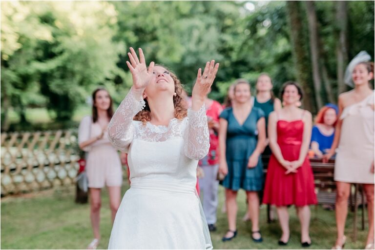 photographe mariage la mariée lance le bouquet