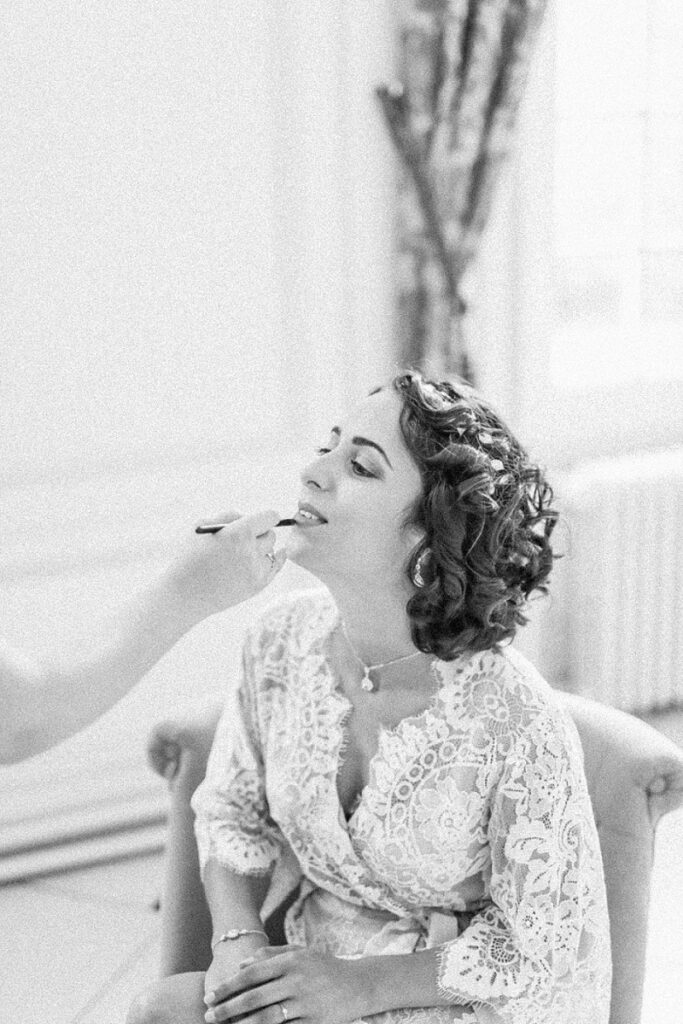 pose de rouge à lèvre pour un mariage