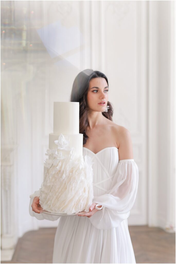 photographe mariage seine et marne mariée portant son gâteau de mariage 91