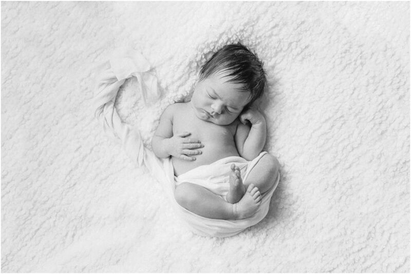photo en noir et blanc d'un bébé endormi