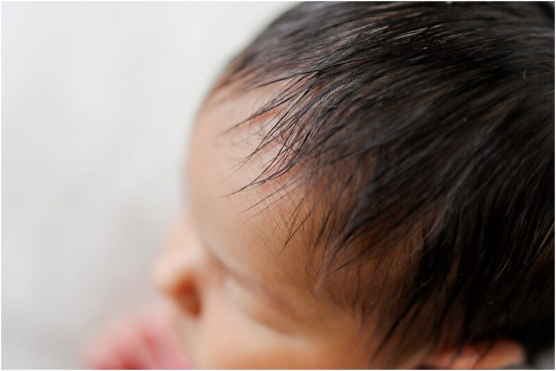 détail de cheveux d'un bébé