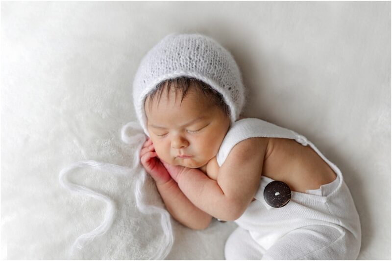 portrait d'un bébé endormi avec un bonnet blanc