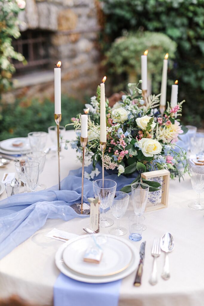centre table de mariage sur le thême bleu