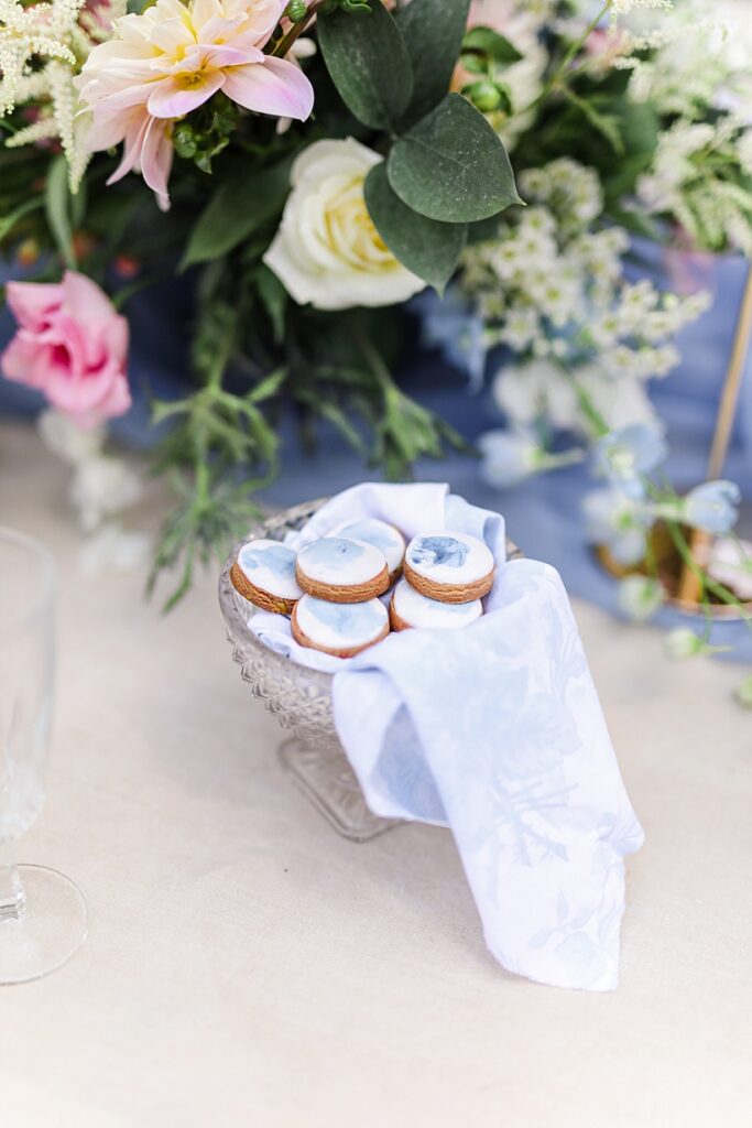 coupelle de biscuits avec dessins aquarelle bleu