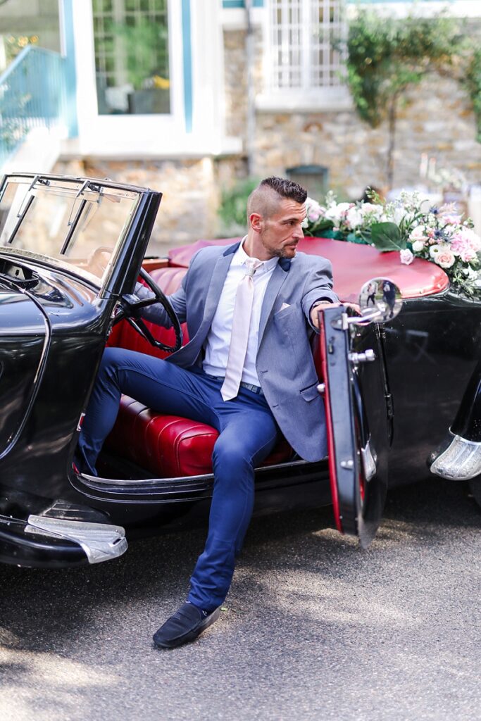 marié dans une voiture de collection