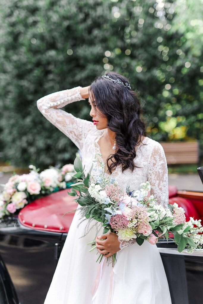 mariée asiatique avec un bouquet de fleur