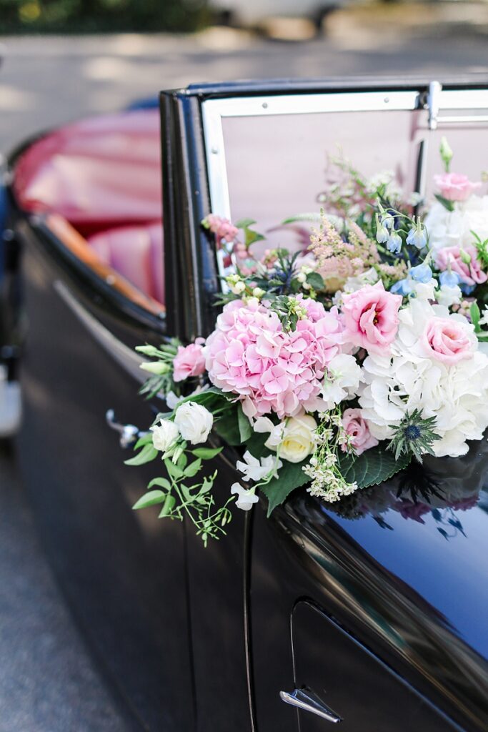 composition florale sur une voiture de collection