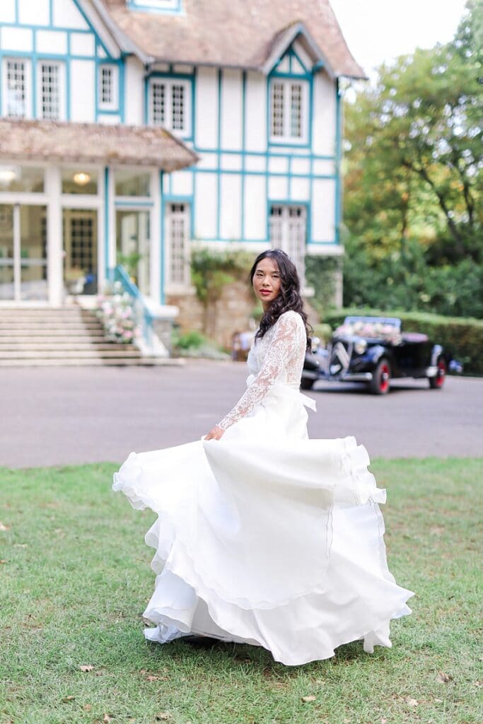 mariée qui court devant une voiture