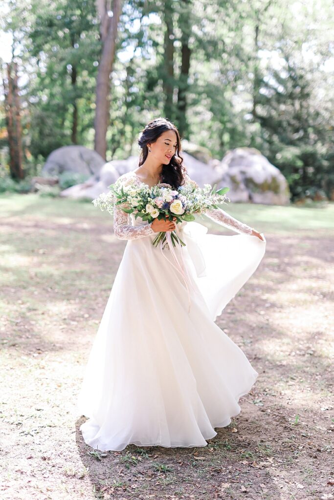mariée qui danse dans la foret