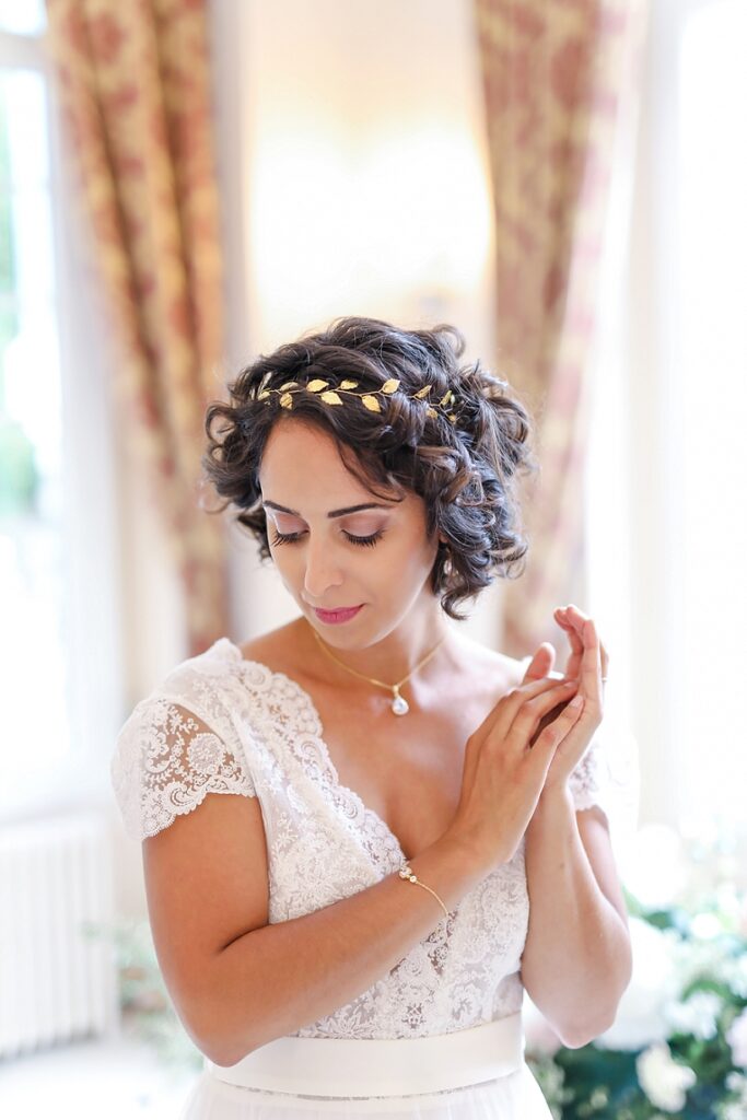 portrait de mariée pendant les préparatifs